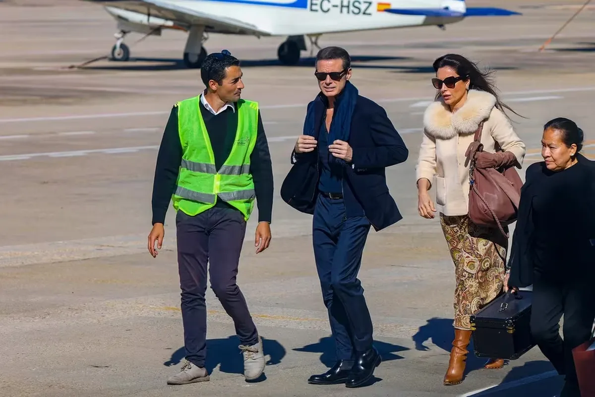 Luis Miguel y Paloma Cuevas en el aeropuerto de Madrid.