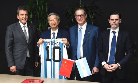 Dosque no se ponen de acuerdo jugando en equipo en China, de la coordinación entreMassa (consiguiendo dólares o sustituyéndolos por otras divisas) y de Pesce(reteniéndolos sin despilfarrarlos) depende buena parte del futuro inmediato del gobierno. Dosque no se ponen de acuerdo jugando en equipo en China, de la coordinación entreMassa (consiguiendo dólares o sustituyéndolos por otras divisas) y de Pesce(reteniéndolos sin despilfarrarlos) depende buena parte del futuro inmediato del gobierno.