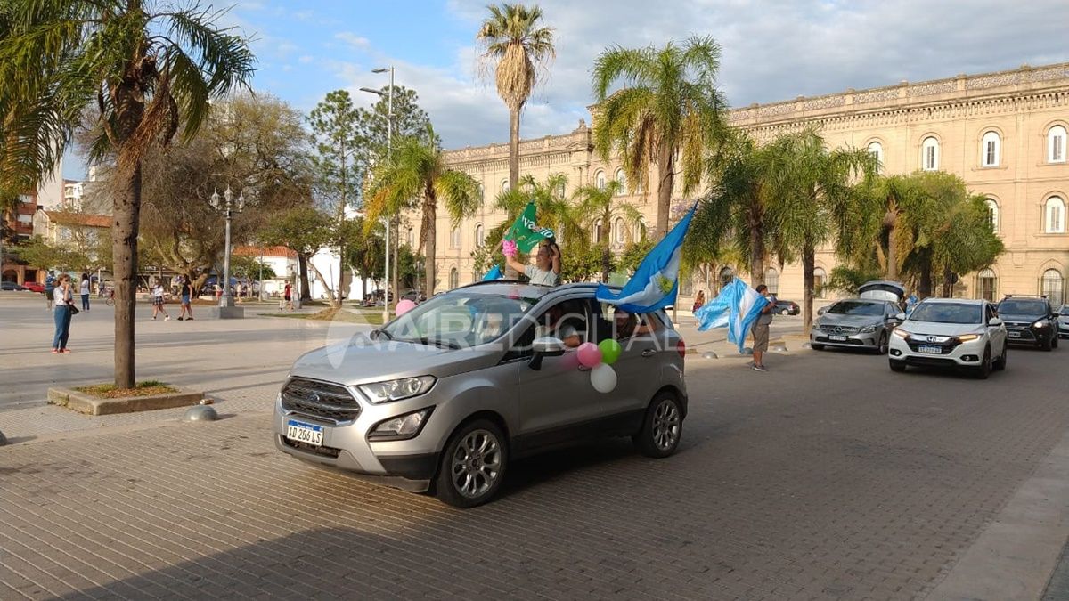 La caravana de padres y estudiantes del las escuelas secundarias y primarias de Santa Fe reclamaron la vuelta a las clases presenciales.&nbsp;