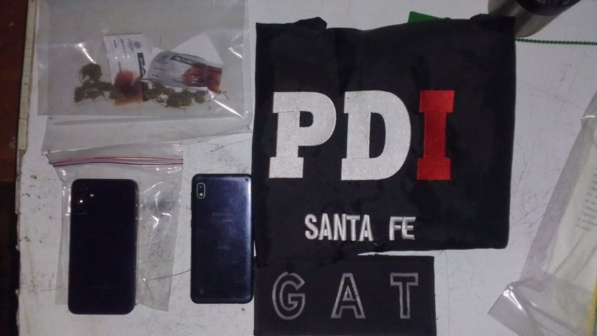 Durante los allanamiento secuestraron vehículos robados, celulares y droga. Durante los allanamiento secuestraron vehículos robados, celulares y droga.