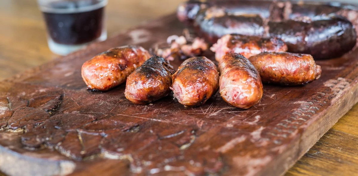 Chorizos, una de las múltiples propuestas gastronómicas del Campeonato Federal del Asado.