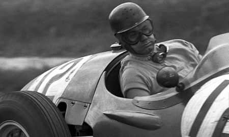 El sábado 17 de julio de 1954, en el GP de Inglaterra, Marimón protagonizó la mejor actuación de su corta trayectoria y que, desafortunadamente, sería la última de su vida: tras largar desde el 28º puesto, pasó ¡25 autos! –la máxima remontada de la F1, y que permanece vigente– y arribó 3º, delante de su maestro Fangio, quien finalizó 4º. El sábado 17 de julio de 1954, en el GP de Inglaterra, Marimón protagonizó la mejor actuación de su corta trayectoria y que, desafortunadamente, sería la última de su vida: tras largar desde el 28º puesto, pasó ¡25 autos! –la máxima remontada de la F1, y que permanece vigente– y arribó 3º, delante de su maestro Fangio, quien finalizó 4º.