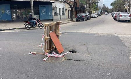 Un hundimiento en la intersección entre Pedro Vittori y Mariano Comas de Santa Fe genera preocupación entre los vecinos y en el tránsito de la zona Un hundimiento en la intersección entre Pedro Vittori y Mariano Comas de Santa Fe genera preocupación entre los vecinos y en el tránsito de la zona