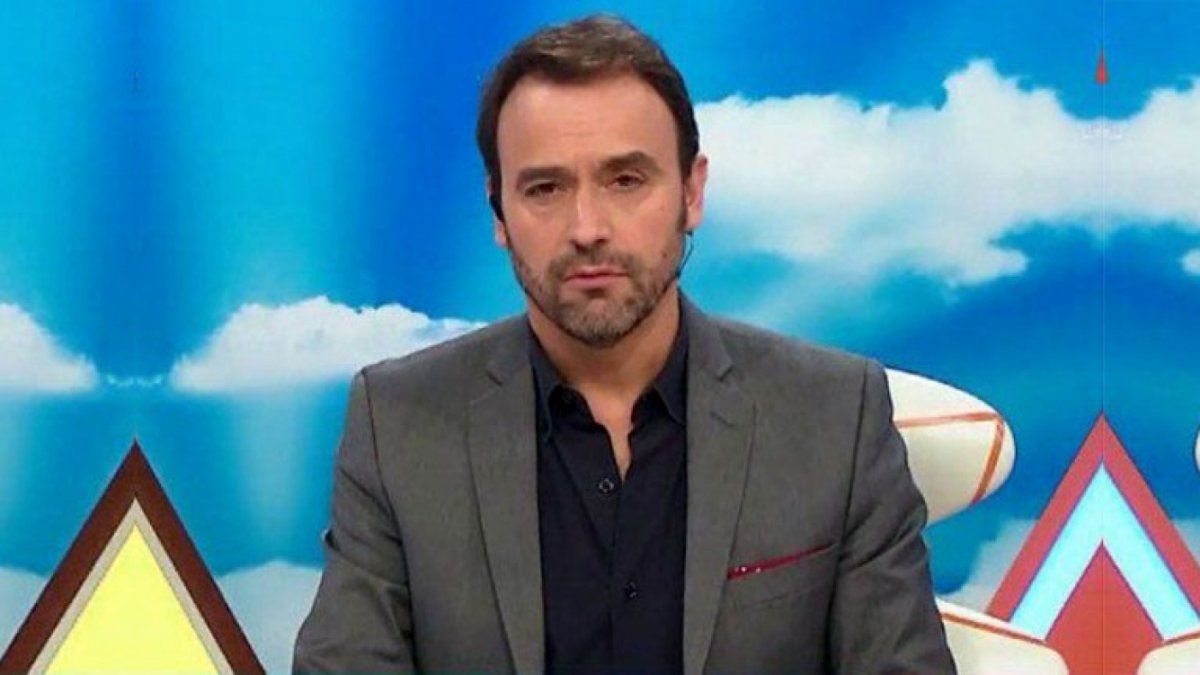 Adrián Pallares estará conduciendo Intrusos por un buen tiempo.