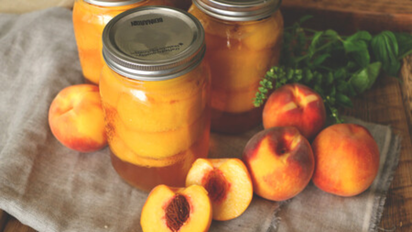 Duraznos en almíbar caseros: la receta de Dolli Irigoyen para conservarlos todo el año