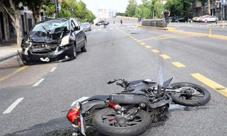 El hombre que conducía el automóvil Nissan Centro quedó demorado, tras el accidente en el que murió una joven El hombre que conducía el automóvil Nissan Centro quedó demorado, tras el accidente en el que murió una joven