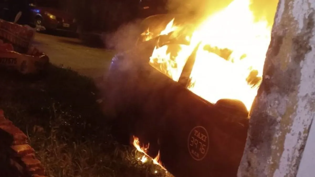 Se incendió un taxi en la zona sur de Rosario, a cuadras del lugar del crimen de Diego Celentano. Se incendió un taxi en la zona sur de Rosario, a cuadras del lugar del crimen de Diego Celentano.