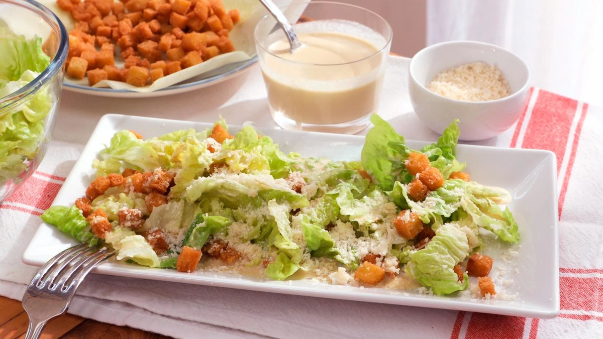La ensalada César es una opción fácil y fresca para comer en días calurosos. La ensalada César es una opción fácil y fresca para comer en días calurosos.
