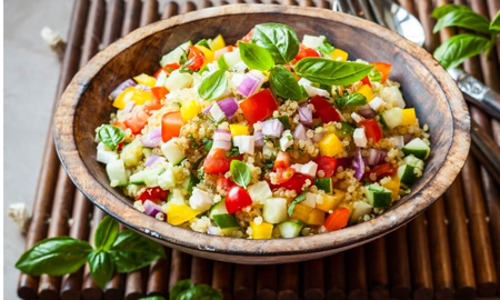 Una ensalada fresca y rápida que combina frutas, verduras y queso para un almuerzo saludable. Una ensalada fresca y rápida que combina frutas, verduras y queso para un almuerzo saludable.