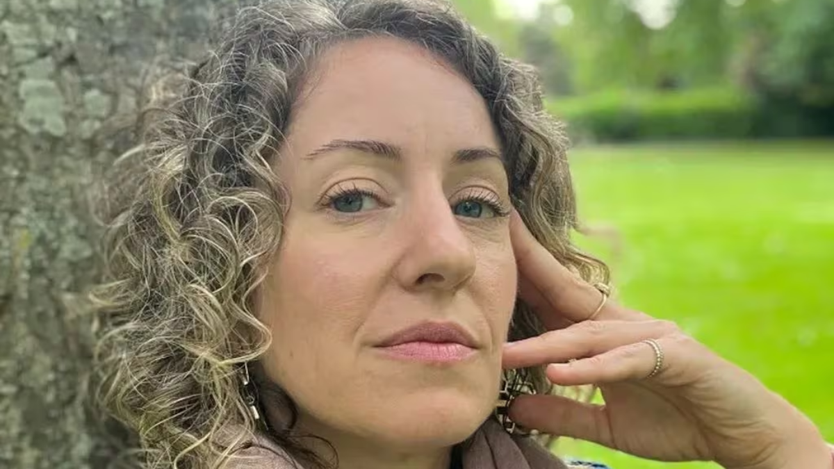 Sonja Semyonova tiene 45 años, describe que tiene una relación "ecosexual" con un árbol. Sonja Semyonova tiene 45 años, describe que tiene una relación "ecosexual" con un árbol.