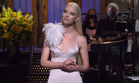 Anya Taylor Joy, la protagonista de Gambito de Dama, se crio en Argentina y abrió el popular programa de Estados Unidos con unas palabras en su lengua natal. Anya Taylor Joy, la protagonista de Gambito de Dama, se crio en Argentina y abrió el popular programa de Estados Unidos con unas palabras en su lengua natal.