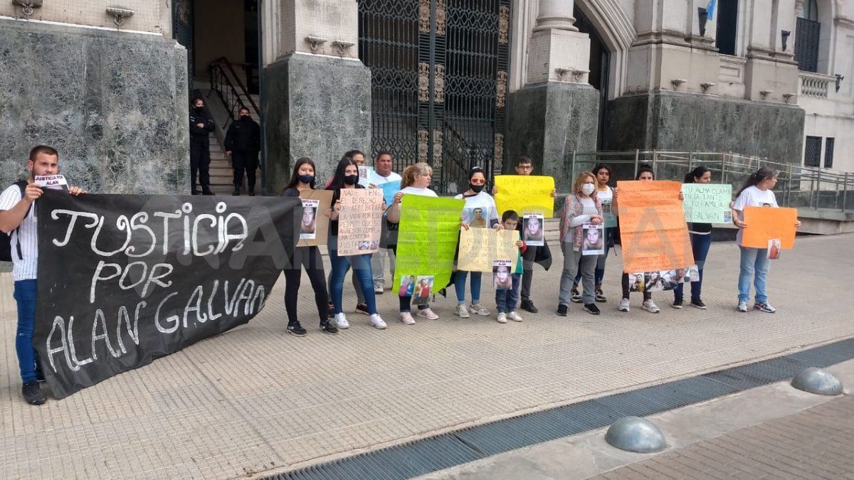Familiares y amigos del chico en la puerta de tribunales.&nbsp;