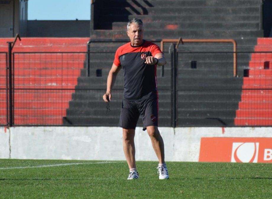 Patronato confirmó la continuidad del entrenador Gustavo Álvarez