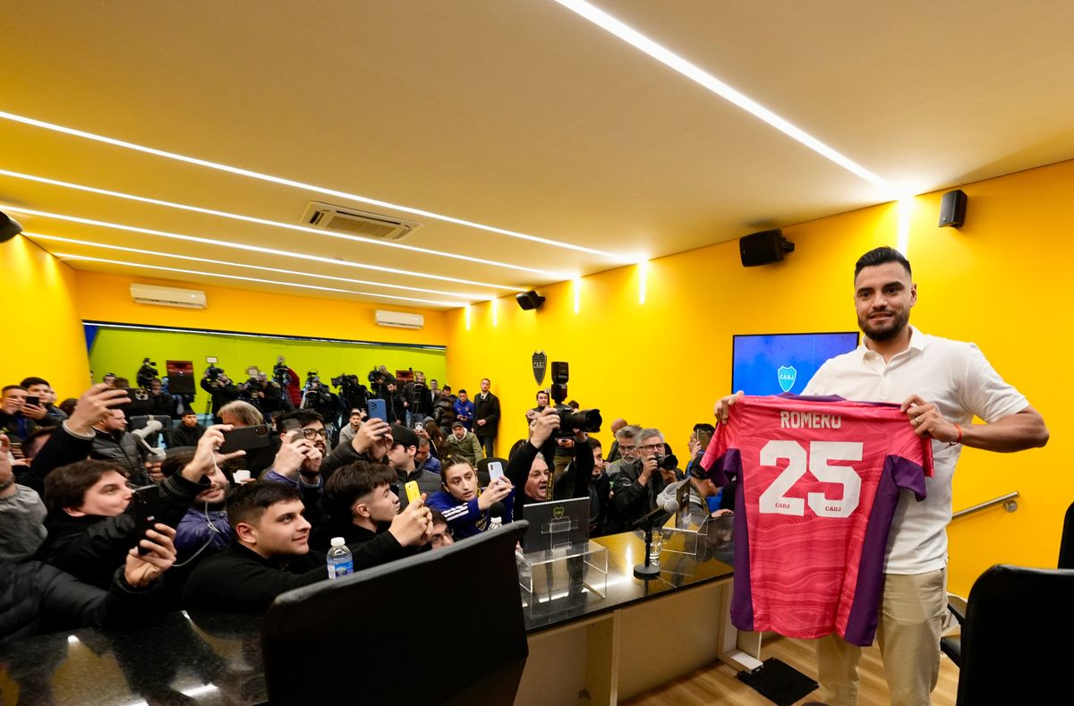 Sergio Romero aceptó la oferta de Juan Román Riquelme y se transformó en arquero del Club Atlético Boca Juniors.