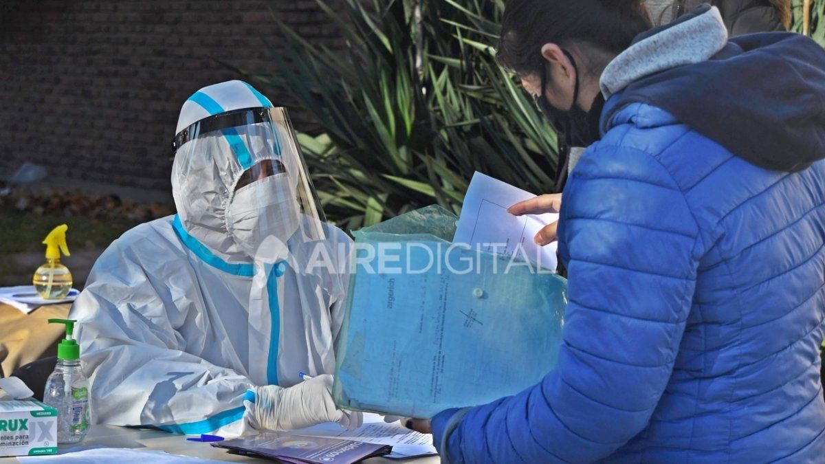 Profesionales sanitarios realizando operativos de testeo de coronavirus en Villa Azul