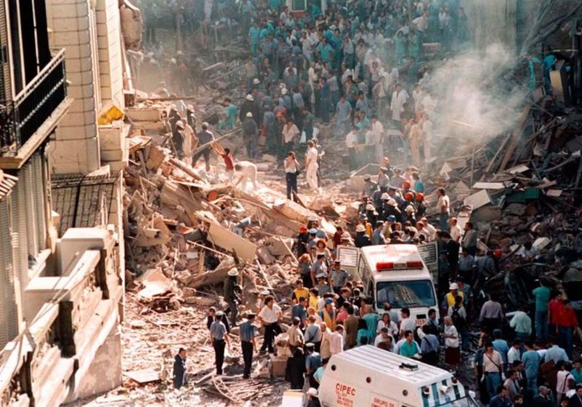El ataque por parte de la organización terrorista Hezbollah causó la muerte de 29 personas y más de 200 heridos.