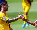 Lionel Messi saluda a Ansu Fati, a quien asisti&oacute; en su gol contra el Deportivo Alav&eacute;s.