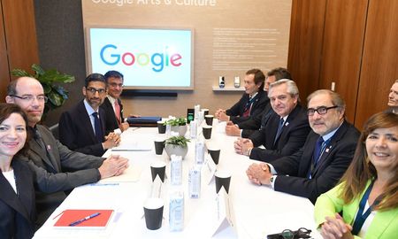 El presidente Alberto Fernández mantuvo este mediodía, a las 16:30 hora argentina, una reunión con el CEO de Google, Sundar Pichai, en el marco de su participación en la IX Cumbre de las Américas. El presidente Alberto Fernández mantuvo este mediodía, a las 16:30 hora argentina, una reunión con el CEO de Google, Sundar Pichai, en el marco de su participación en la IX Cumbre de las Américas.