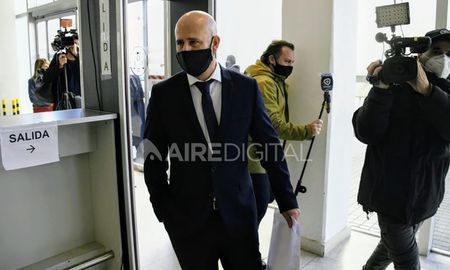 Así ingresan a Serjal al Centro de Justicia Penal de Rosario, donde se celebró la audiencia imputativa. De allí saldría esposado, algunas horas después. Así ingresan a Serjal al Centro de Justicia Penal de Rosario, donde se celebró la audiencia imputativa. De allí saldría esposado, algunas horas después.