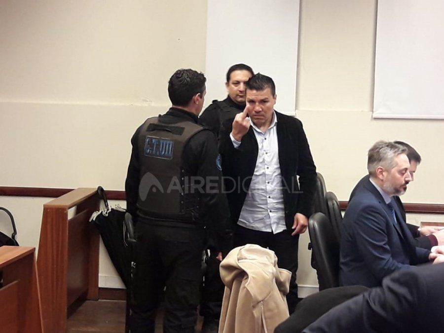 “Tata” Baldomir hizo “fuck you” a la prensa antes del inicio del juicio en el que se lo acusa de abuso sexual infantil