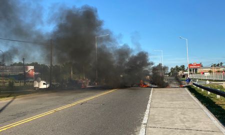 Santo Tomé: vecinos de barrio Las Vegas cortaron la ruta 19 por la falta de suministro eléctrico. Santo Tomé: vecinos de barrio Las Vegas cortaron la ruta 19 por la falta de suministro eléctrico.