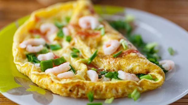Este Omelette francés con mariscos se puede acompañar con una ensalada verde o con pan de campo tostado.&nbsp;
