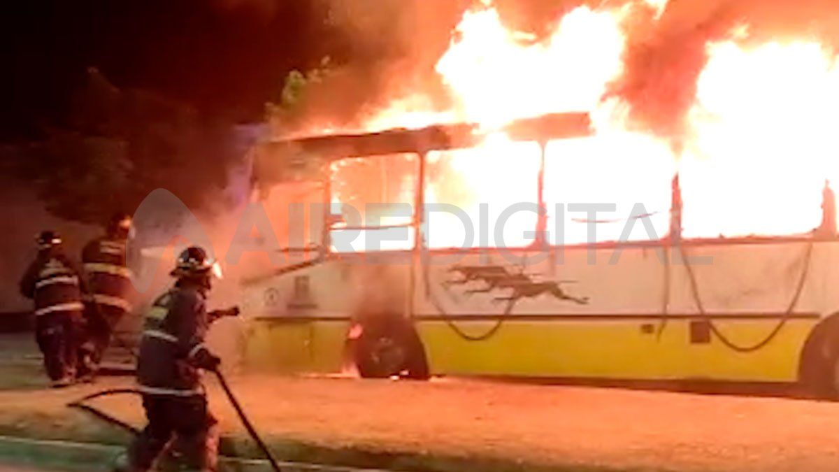 Un colectivo de pasajeros de la ciudad de Santa Fe se incendió en Blas Parera al 5300.