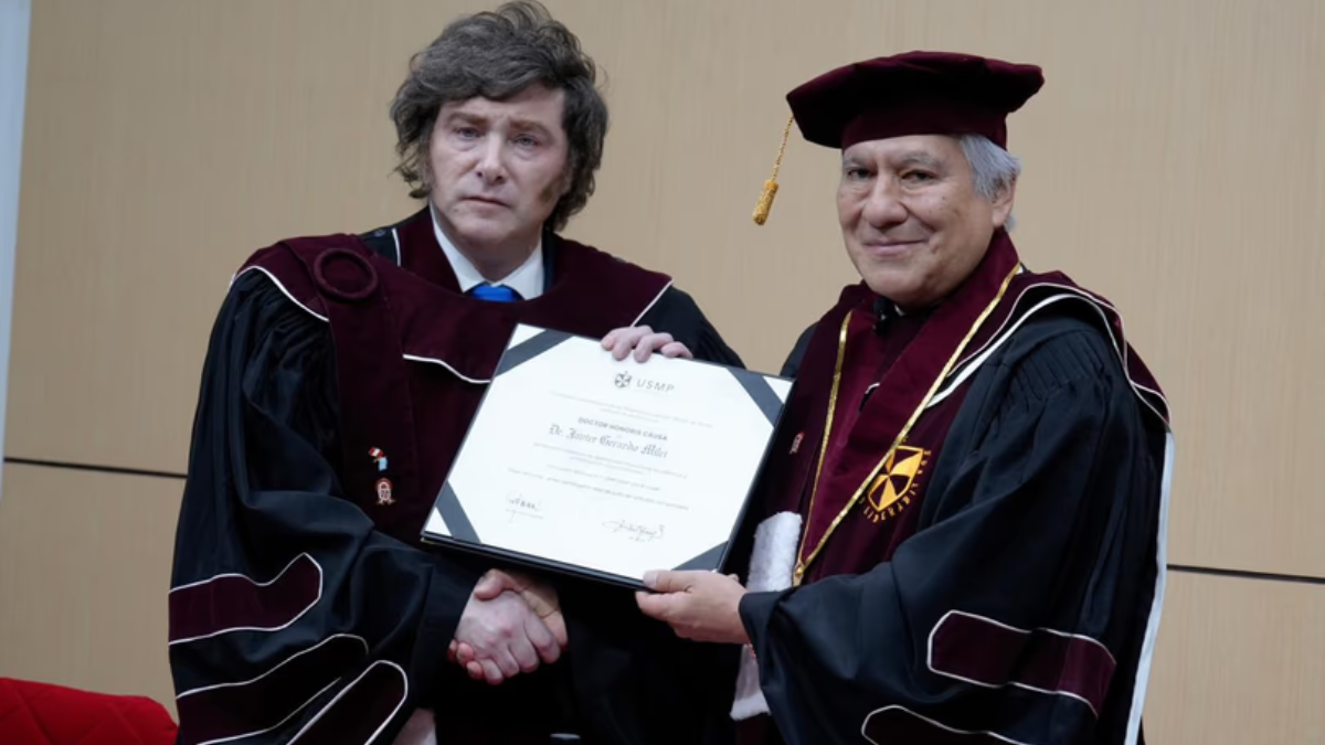 La distinción fue entregada por las máximas autoridades de esa casa de estudios durante una ceremonia realizada en la Universidad de San Martín de Porres.