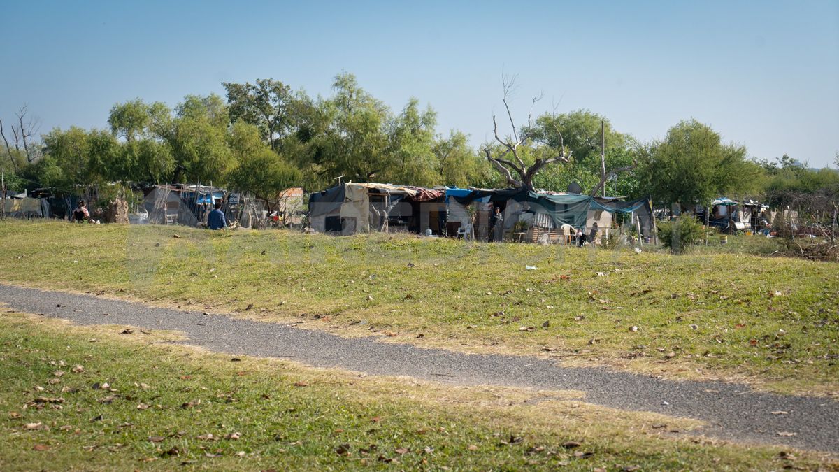 Muchas viviendas precarias se construyen sobre los terraplenes de defensa.