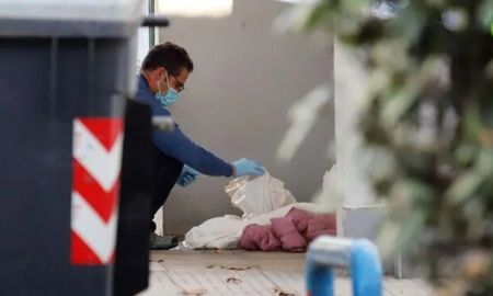 Un hombre paseó con la cabeza de su amigo durante la celebración de Halloween y lo tiró en un contenedor de basura Un hombre paseó con la cabeza de su amigo durante la celebración de Halloween y lo tiró en un contenedor de basura