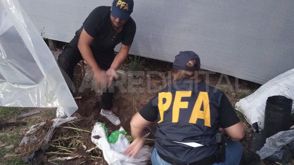 Los agentes de la PFA cuando ingresaron a la vivienda de Colastiné Norte.&nbsp;