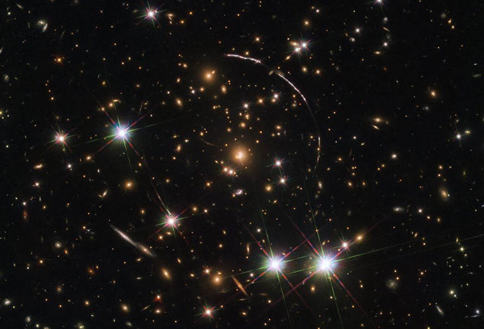 Esta foto del&nbsp;Telescopio Espacial Hubble&nbsp;de la&nbsp;Nasa&nbsp;revel&oacute; un caleidoscopio c&oacute;smico de una galaxia antigua