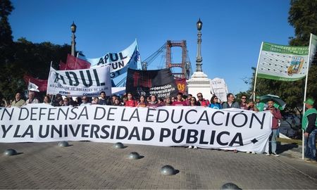 Docentes, estudiantes y agrupaciones gremiales marchan en reclamo por el cumplimiento de la ley de financiamiento universitario. Docentes, estudiantes y agrupaciones gremiales marchan en reclamo por el cumplimiento de la ley de financiamiento universitario.
