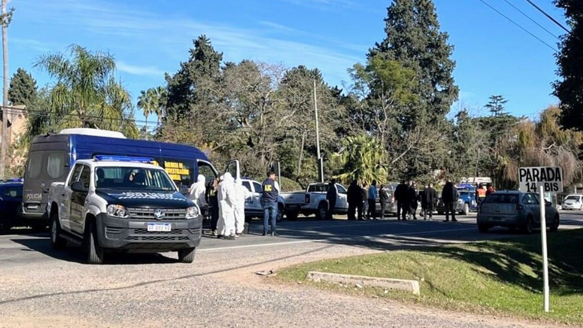 El ataque se produjo cerca de las 10 de la mañana, en el camino que uno Rosario y Funes. El ataque se produjo cerca de las 10 de la mañana, en el camino que uno Rosario y Funes.
