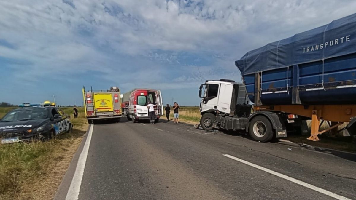 Dos camiones colisionaron este martes en Ruta Nacional 33. Uno de los choferes fue atendido por el SIES.