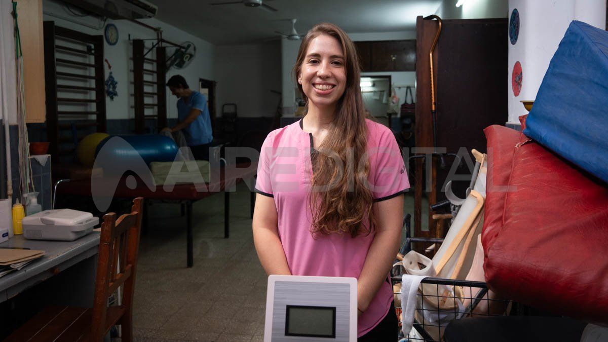 La licenciada María Emilia Rodríguez, kinesióloga y fisiatra, lidera un equipo que trabaja codo a codo para devolver funcionalidad y autonomía a quienes llegan en busca de una oportunidad. La licenciada María Emilia Rodríguez, kinesióloga y fisiatra, lidera un equipo que trabaja codo a codo para devolver funcionalidad y autonomía a quienes llegan en busca de una oportunidad.