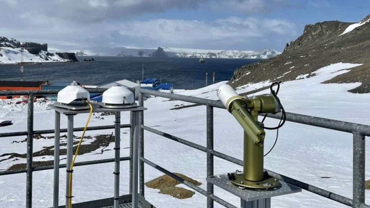 Plataforma de Investigación, anexa a la Base Escudero del Instituto Antártico Chileno (INACH), en el extremo norte de la Península Antártica. Acá se estudia la evolución del agujero de ozono.