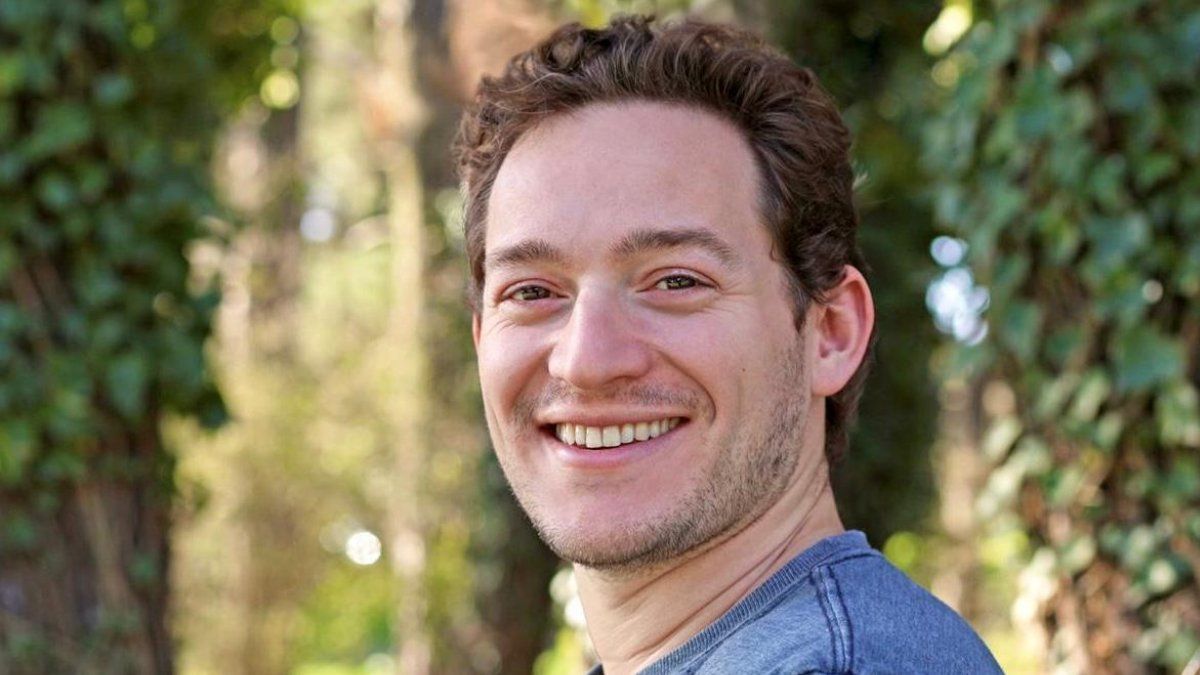 El artista utiliza la música de los árboles para realizar terapias holísticas.