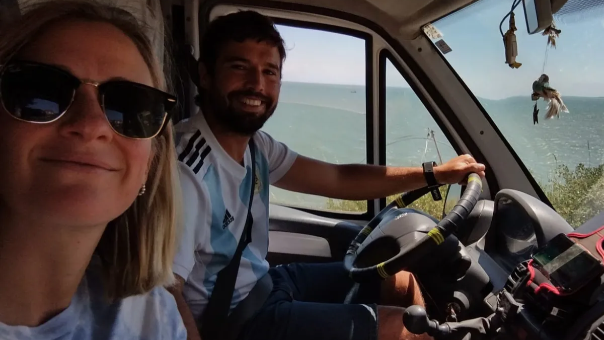 A Qatar por tierra: la odisea de dos hinchas argentinos para llegar al Mundial