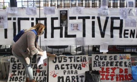Los carteles que pegó la víctima en la puerta de Tribunales. Los carteles que pegó la víctima en la puerta de Tribunales.