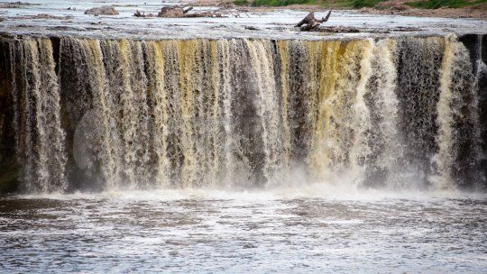 En época de lluvias, cuando el arroyo viene cargado puede tapar el salto del Pavón.