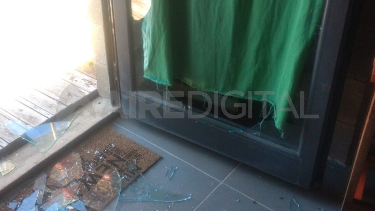 Los delincuentes entran por los techos o forzando las puertas de ingreso, como se puede advertir en la foto.