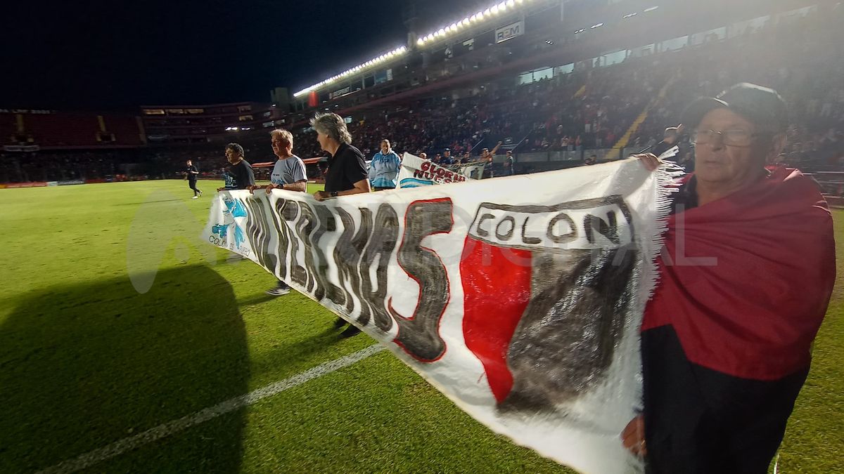 "Volveremos" y a su lado el escudo de Colón, la bandera sostenida por ex combatientes. "Volveremos" y a su lado el escudo de Colón, la bandera sostenida por ex combatientes.