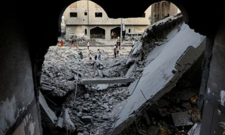 Palestinos inspeccionan el lugar de los ataques israelíes contra una casa en Khan Younis, en el sur de la Franja de Gaza, el 23 de octubre de 2023. Palestinos inspeccionan el lugar de los ataques israelíes contra una casa en Khan Younis, en el sur de la Franja de Gaza, el 23 de octubre de 2023.