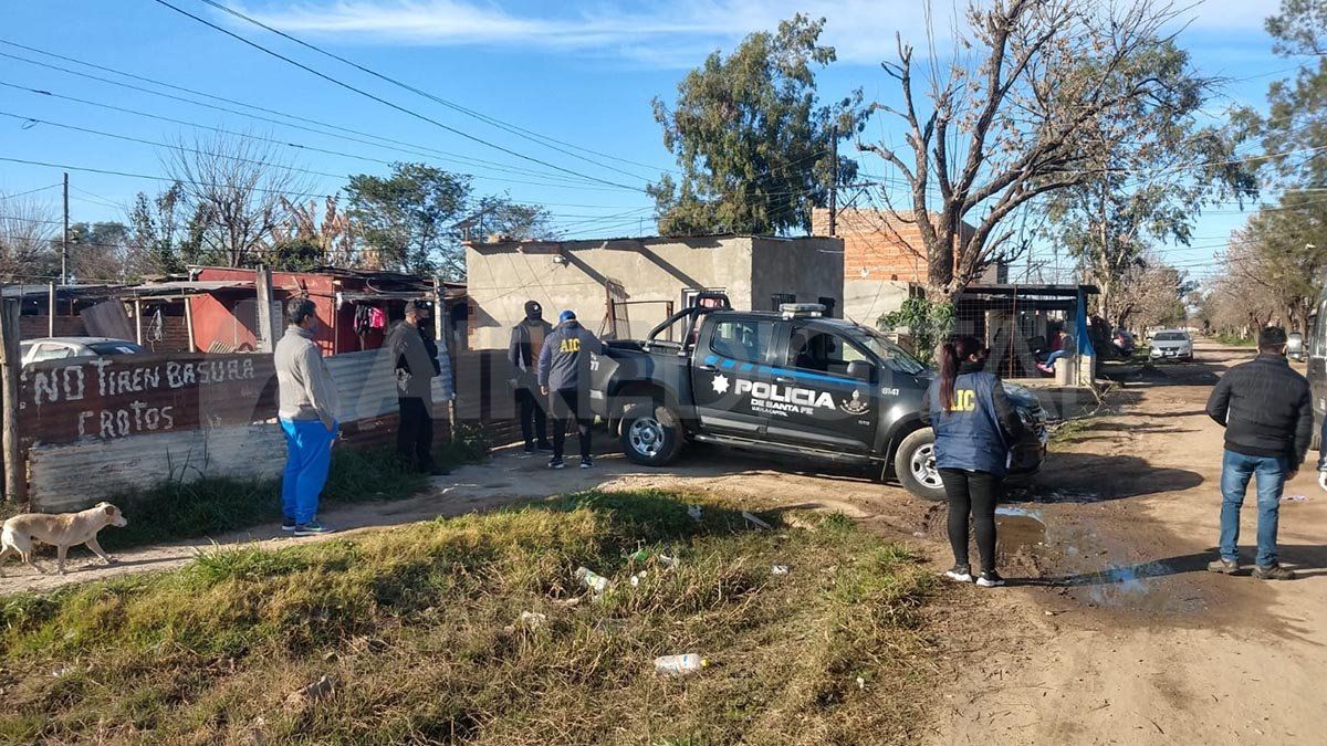 Hasta el momento, la víctima fatal no pudo ser identificada como tampoco el contexto en el que se produjo el violento hecho.