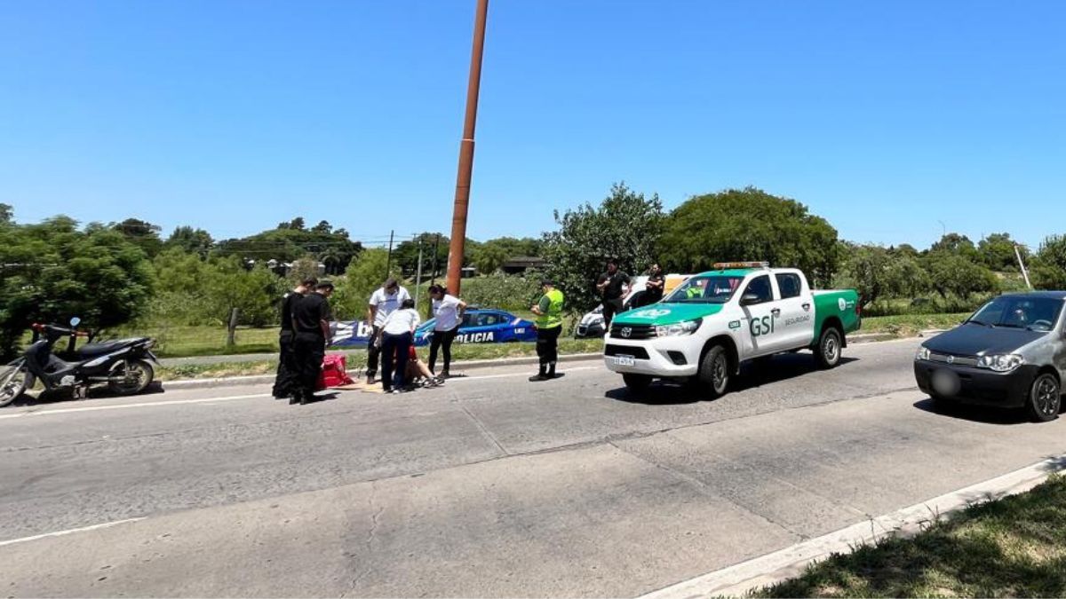 Una motociclista cayó al asfalto en la Ruta Nacional 168. El tránsito se redujo a un carril y generó demoras sobre el viaducto Oroño.