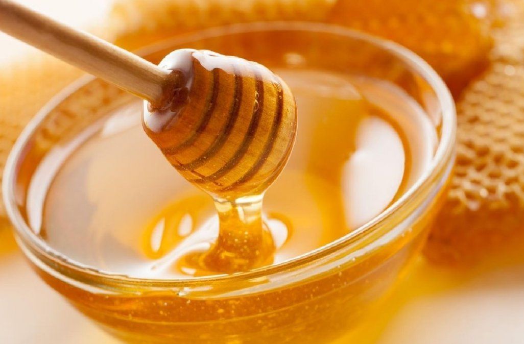 La miel es un superalimento natural que va a ayudar a nuestro cuerpo a mejorar en muchos aspectos si lo consumimos con frecuencia.