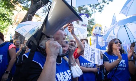 Amsafé aceptó la propuesta salarial pero elevó un pliego de reclamos a resolver de forma urgente por parte del gobierno provincial. Amsafé aceptó la propuesta salarial pero elevó un pliego de reclamos a resolver de forma urgente por parte del gobierno provincial.