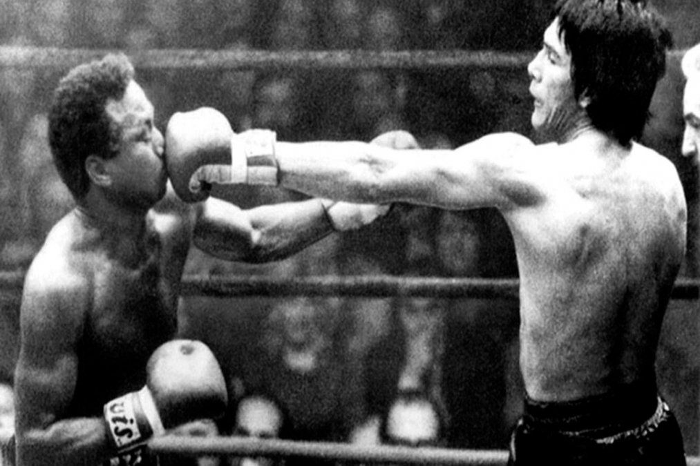 El rey de los medianos aprovechó su gran alcance de brazos para mantener lejos a Mantequilla. Girando hacia su izquierda y, evitando el manejo de los ganchos por parte del cubano-mexicano, Monzón puso en acción a su izquierda la cual, con su persistente jab, seguido por duras derechas a fondo, fue minando la resistencia de Nápoles.