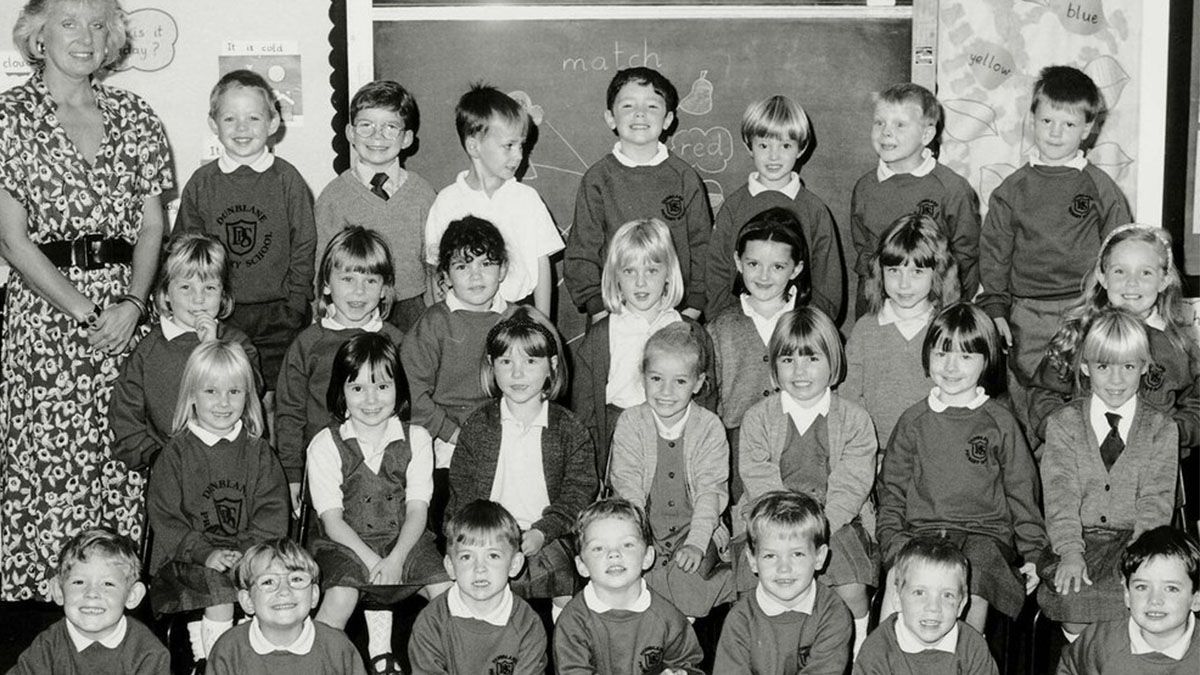 En la foto, la clase de chicos de 5 y 6 años y su maestra, Gwen Mayor, de 45, quien murió instantáneamente en el tiroteo. En el peor asesinato múltiple de niños en la historia del Reino Unido, fueron asesinados 16 alumnos y esta docente. En la foto, la clase de chicos de 5 y 6 años y su maestra, Gwen Mayor, de 45, quien murió instantáneamente en el tiroteo. En el peor asesinato múltiple de niños en la historia del Reino Unido, fueron asesinados 16 alumnos y esta docente.